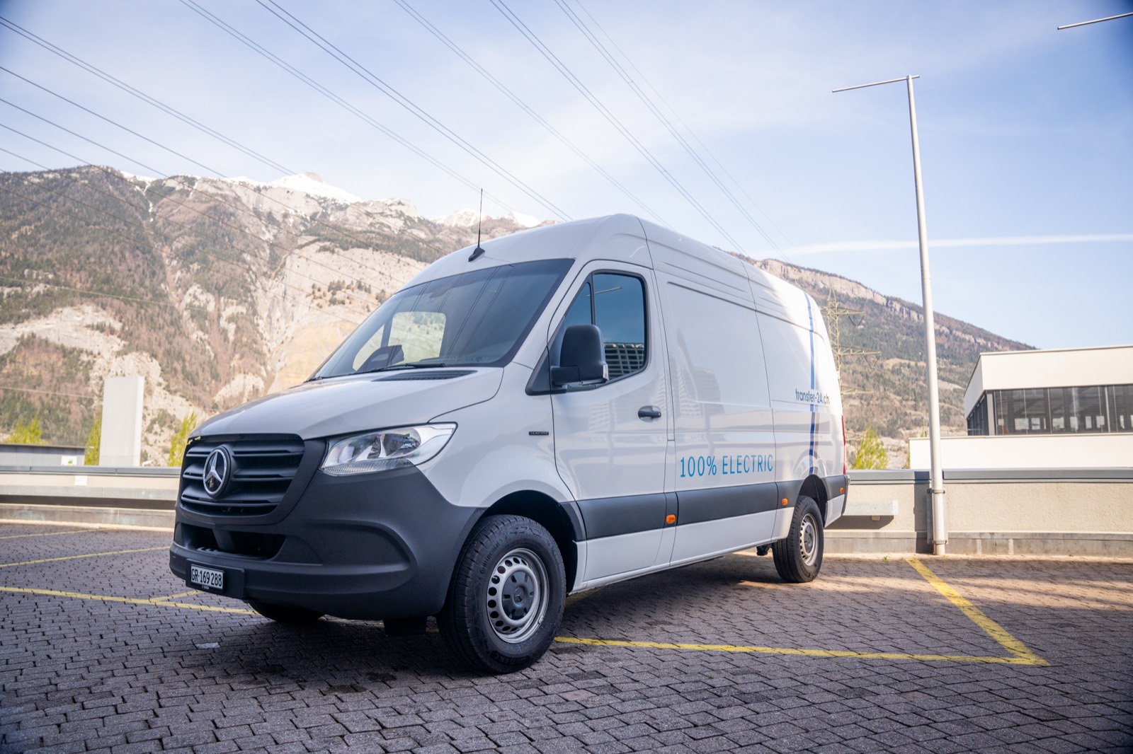Elektrischer Mercedes e-Sprinter vor den Bergen